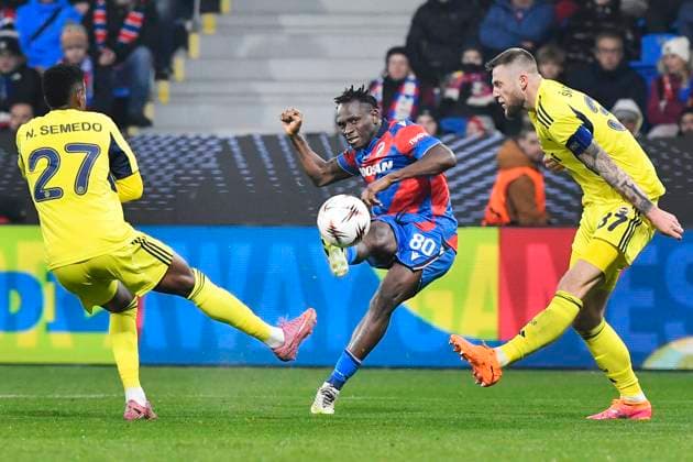 (L-R) Nelson Semedo of Fenerbahce, Princ Adu of Plzen and Milan Skriniar of Fenerbahce in action during the Football Europa League 4th round match Viktoria Plzen vs Fenerbahce Istanbul in Pilsen, Czech Republic, November 6, 2025. (CTKxPhoto MiroslavxChaloupka) CTKPhotoP2025110610559  CTKPhotoP2025110610559