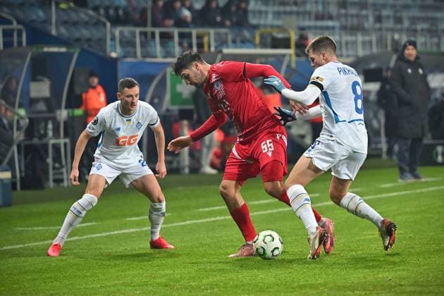 LUBLIN 06.11.2025 MECZ LIGA KONFERENCJI SEZON 2025 2026: DYNAMO KIJOW - ZRINJSKI MOSTAR --- UEFA CONFERENCE LEAGUE FOOTBALL MATCH: DYNAMO KYIV - ZRINJSKI MOSTAR NZ Vladyslav Kabaiev, Duje Dujmovic, Oleksandr Pikhalonok fot. Przemek Gabka 400mm.pl NEWSPIX.PL --- newspix.pl 