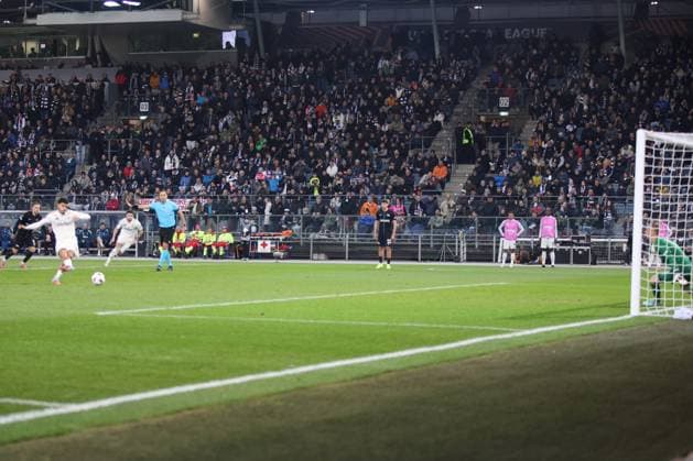 UEFA Europa League 2025 – SK Sturm Graz vs Nottingham Forest UEFA Europa League 2025 group stage match between SK Sturm Graz and Nottingham Forest, capturing high-intensity football action, team spirit, and stadium atmosphere at Merkur Arena in Graz, Austria. The image shows penalty for Nottingham. Copyright: xBEAUTIFULxSPORTS Rainerx