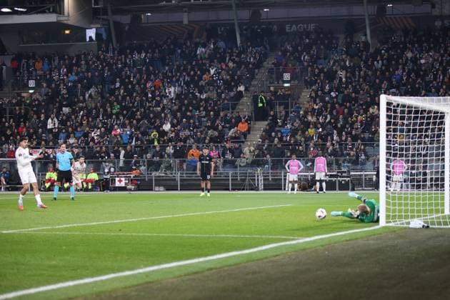 UEFA Europa League 2025 – SK Sturm Graz vs Nottingham Forest UEFA Europa League 2025 group stage match between SK Sturm Graz and Nottingham Forest, capturing high-intensity football action, team spirit, and stadium atmosphere at Merkur Arena in Graz, Austria. The image shows penalty for Nottingham. Copyright: xBEAUTIFULxSPORTS Rainerx