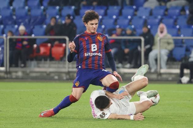 FC Basel - FCS Bukarest Marin Soticek gegen Daniel Graovac 06.11.2025 Stadion St.Jakob Park Basel, SCHWEIZ, Saison 2025 2026 Herren Fussball Europa League FC Basel - FCS Bukarest Marin Soticek (li,FC Basel) gegen Daniel Graovac (Bukarest)