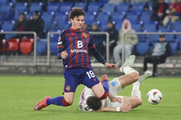 FC Basel - FCS Bukarest Marin Soticek gegen Daniel Graovac 06.11.2025 Stadion St.Jakob Park Basel, SCHWEIZ, Saison 2025 2026 Herren Fussball Europa League FC Basel - FCS Bukarest Marin Soticek (li,FC Basel) gegen Daniel Graovac (Bukarest)