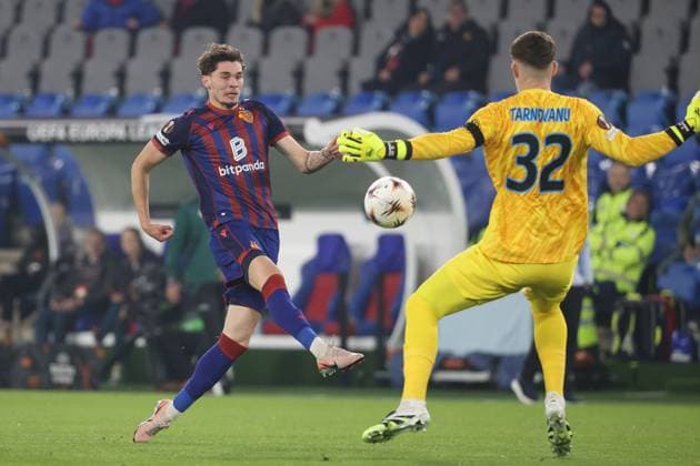 FC Basel - FCS Bukarest Moritz Broschinski - Torwart Stefan Tarnovanu 06.11.2025 Stadion St.Jakob Park Basel, SCHWEIZ, Saison 2025 2026 Herren Fussball Europa League FC Basel - FCS Bukarest Moritz Broschinski (FC Basel) - Handspiel Torwart Stefan Tarnovanu (Bukarest)