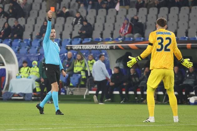 FC Basel - FCS Bukarest Schiedsrichter Juxhin Xhaja (ALB) - Torwart Stefan Tarnovanu (Bukarest) 06.11.2025 Stadion St.Jakob Park Basel, SCHWEIZ, Saison 2025 2026 Herren Fussball Europa League FC Basel - FCS Bukarest Schiedsrichter Juxhin Xhaja (ALB) zeigt Torwart Stefan Tarnovanu (Bukarest) die Rote Karte