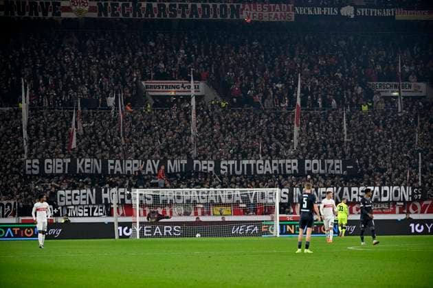 Transparent, Protest, Protestplakat, Fanplakat, Banner, Plakat, Spruchband gegen Polizei Stuttgart VfB Stuttgart vs Feyenoord Rotterdam EUROPA LEAGUE EL 06.11.2025 DFL REGULATIONS PROHIBIT ANY USE OF PHOTOGRAPHS AS IMAGE SEQUENCES AND OR QUASI-VIDEO VfB Stuttgart vs Feyenoord Rotterdam EUROPA LEAGUE EL