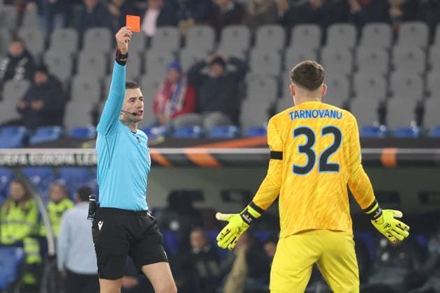 FC Basel - FCS Bukarest Schiedsrichter Juxhin Xhaja (ALB) - Torwart Stefan Tarnovanu (Bukarest) 06.11.2025 Stadion St.Jakob Park Basel, SCHWEIZ, Saison 2025 2026 Herren Fussball Europa League FC Basel - FCS Bukarest Schiedsrichter Juxhin Xhaja (ALB) zeigt Torwart Stefan Tarnovanu (Bukarest) die Rote Karte