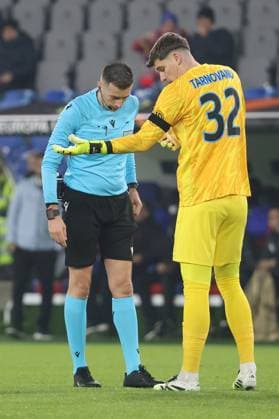 FC Basel - FCS Bukarest Schiedsrichter Juxhin Xhaja (ALB) - Torwart Stefan Tarnovanu (Bukarest) 06.11.2025 Stadion St.Jakob Park Basel, SCHWEIZ, Saison 2025 2026 Herren Fussball Europa League FC Basel - FCS Bukarest Schiedsrichter Juxhin Xhaja (ALB) - Torwart Stefan Tarnovanu (Bukarest)