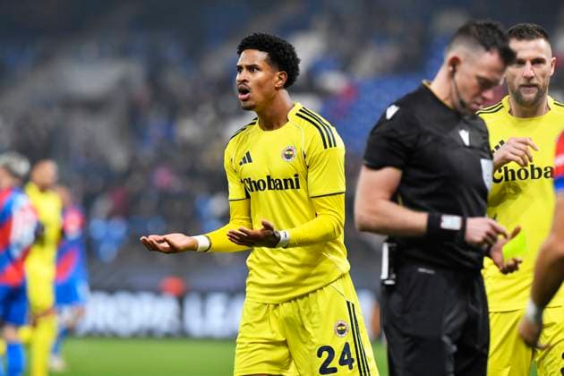 Jayden Oosterwolde of Fenerbahce, left, is shown the yellow card during the Football Europa League 4th round match Viktoria Plzen vs Fenerbahce Istanbul in Pilsen, Czech Republic, November 6, 2025. (CTKxPhoto MiroslavxChaloupka) CTKPhotoP2025110610647  CTKPhotoP2025110610647
