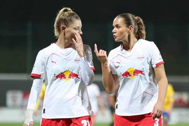 Google Pixel Frauen-Bundesliga, RB Leipzig - FC Carl Zeiss Jena; 06.11.2025 Andrea Norheim (3, RB Leipzig rechts) mit Julia Landenberger (21, RB Leipzig). Fußball, Google Pixel Frauen-Bundesliga, Saison 2025 2026, 9. Spieltag: RB Leipzig vs. FC Carl Zeiss Jena am 06.11.2025, Trainingszentrum Cottaweg, Leipzig. DFB REGULATIONS PROHIBIT ANY USE OF PHOTOGRAPHS AS IMAGE SEQUENCES AND OR QUASI-VIDEO. Copyright: xBEAUTIFULxSPORTS JanxKaeferx