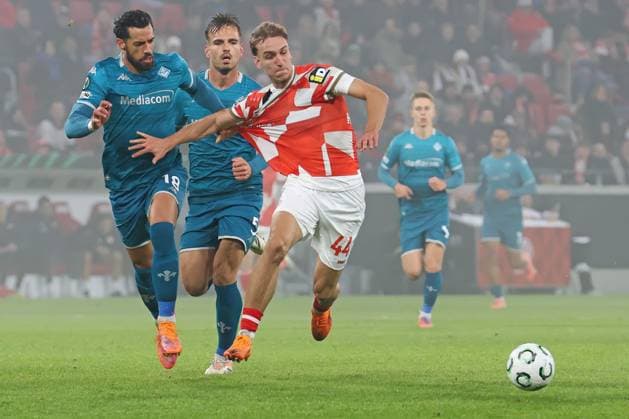 Mainz, Deutschland 06. November 2025: Conference League - 2025 2026 - FSV Mainz 05 vs. AC Florenz Im Bild: v.li. beim Kampf um den Ball: Pablo Mari (Florenz), Marin Pongracic (Florenz) und Nelson Weiper (Mainz) . Mewa Arena Rheinland - Pfalz Copyright: xFotostandx xRacochax