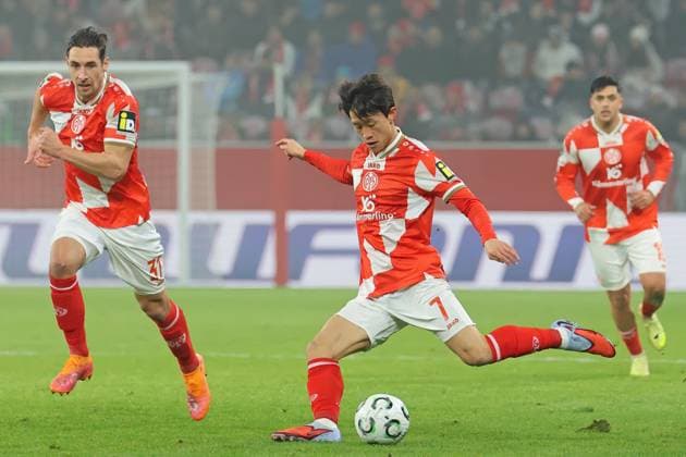 Mainz, Deutschland 06. November 2025: Conference League - 2025 2026 - FSV Mainz 05 vs. AC Florenz Im Bild: Jae-sung Lee (Mainz) schlägt aus vollem Lauf eine Flanke. Mewa Arena Rheinland - Pfalz Copyright: xFotostandx xRacochax