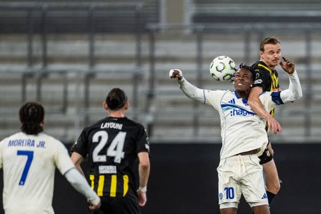 251106 Emmanuel Emegha of Strasbourg and Marius Lode of Häcken during the UEFA Conference League football match between Häcken and Strasbourg on November 6, 2025 in Gothenburg. Photo: Mathias Bergeld BILDBYRAN kod MB MB1234 fotboll football soccer fotball uefa conference league conference league häcken strasbourg bbeng Copyright: MATHIASxBERGELD BB251106MB145