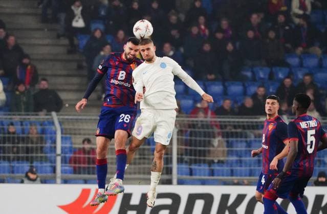 06.11.2025 Basel Schweiz Stadion St.Jakob-Park. Fussball Herren Saison 2025 2026 Europa-League FC Basel - FCS Bukarest 3:1. Bild : Adrian Barisic (FC Basel) gegen Daniel Birliga (FCS Bukarest) (r.) beim Kopfballduell.Zweikampf Aktion