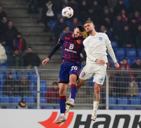 06.11.2025 Basel Schweiz Stadion St.Jakob-Park. Fussball Herren Saison 2025 2026 Europa-League FC Basel - FCS Bukarest 3:1. Bild : Adrian Barisic (FC Basel) gegen Daniel Birliga (FCS Bukarest) (r.) beim Kopfballduell.Zweikampf Aktion
