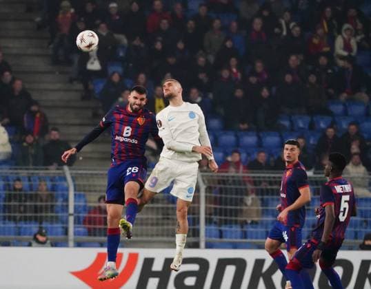 06.11.2025 Basel Schweiz Stadion St.Jakob-Park. Fussball Herren Saison 2025 2026 Europa-League FC Basel - FCS Bukarest 3:1. Bild : Adrian Barisic (FC Basel) gegen Daniel Birliga (FCS Bukarest) (r.) beim Kopfballduell.Zweikampf Aktion