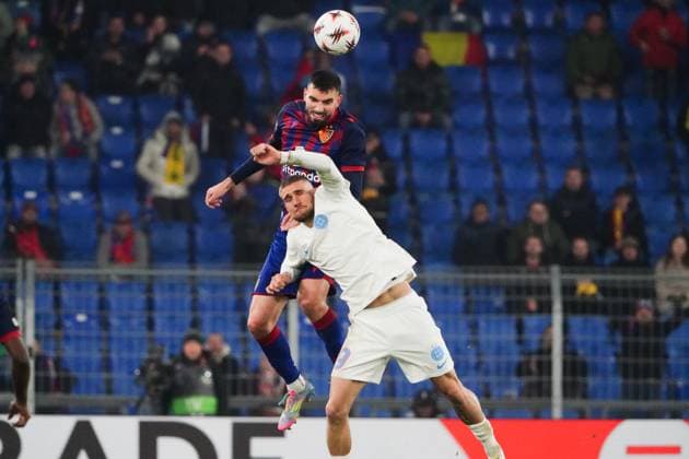 06.11.2025 Basel Schweiz Stadion St.Jakob-Park. Fussball Herren Saison 2025 2026 Europa-League FC Basel - FCS Bukarest 3:1. Bild : Adrian Barisic (FC Basel) gegen Daniel Birligea (FCS Bukarest) beim Kopfballduell . Zweikampf Aktion