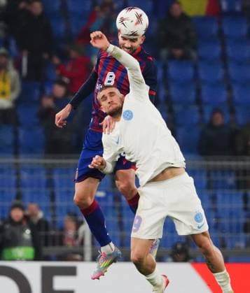 06.11.2025 Basel Schweiz Stadion St.Jakob-Park. Fussball Herren Saison 2025 2026 Europa-League FC Basel - FCS Bukarest 3:1. Bild : Adrian Barisic (FC Basel) gegen Daniel Birligea (FCS Bukarest) beim Kopfballduell . Zweikampf Aktion
