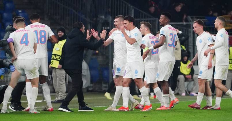 06.11.2025 Basel Schweiz Stadion St.Jakob-Park. Fussball Herren Saison 2025 2026 Europa-League FC Basel - FCS Bukarest 3:1. Bild : Torjubel (FCS Bukarest) mit Trainer Aktion