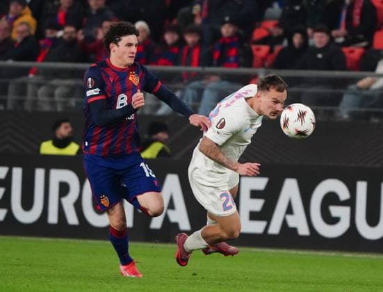 06.11.2025 Basel Schweiz Stadion St.Jakob-Park. Fussball Herren Saison 2025 2026 Europa-League FC Basel - FCS Bukarest 3:1. Bild : Marin Soticek (FC Basel) gegen Alexandru Pantea (FCS Bukarest) (r.) Zweikampf Aktion