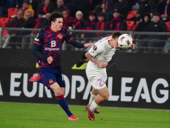 06.11.2025 Basel Schweiz Stadion St.Jakob-Park. Fussball Herren Saison 2025 2026 Europa-League FC Basel - FCS Bukarest 3:1. Bild : Marin Soticek (FC Basel) gegen Alexandru Pantea (FCS Bukarest) (r.) Zweikampf Aktion