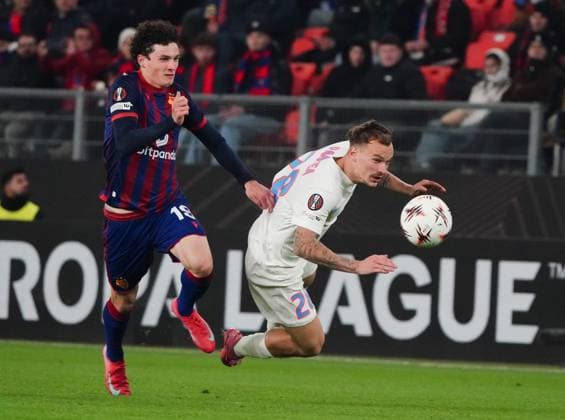 06.11.2025 Basel Schweiz Stadion St.Jakob-Park. Fussball Herren Saison 2025 2026 Europa-League FC Basel - FCS Bukarest 3:1. Bild : Marin Soticek (FC Basel) gegen Alexandru Pantea (FCS Bukarest) (r.) Zweikampf Aktion