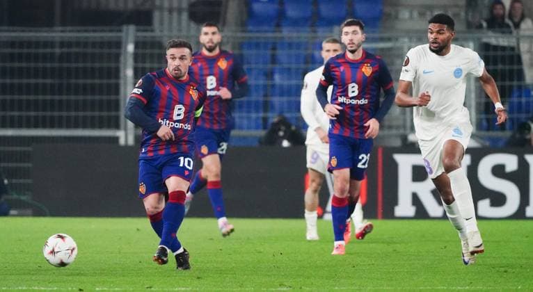 06.11.2025 Basel Schweiz Stadion St.Jakob-Park. Fussball Herren Saison 2025 2026 Europa-League FC Basel - FCS Bukarest 3:1. Bild : Malcom Edjouma (FCS Bukarest) gegen Xherdan Shaqiri (I.) (FC Basel) Aktion Zweikampf