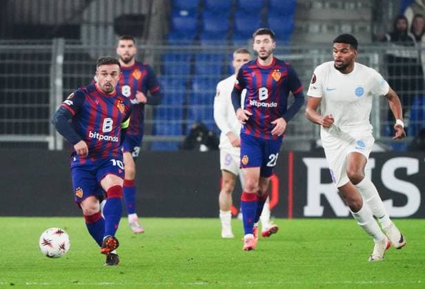 06.11.2025 Basel Schweiz Stadion St.Jakob-Park. Fussball Herren Saison 2025 2026 Europa-League FC Basel - FCS Bukarest 3:1. Bild : Malcom Edjouma (FCS Bukarest) gegen Xherdan Shaqiri (I.) (FC Basel) Aktion Zweikampf