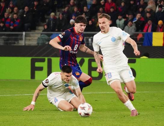 06.11.2025 Basel Schweiz Stadion St.Jakob-Park. Fussball Herren Saison 2025 2026 Europa-League FC Basel - FCS Bukarest 3:1. Bild : Daniel Graovac und 8 Adrian Sut (FCS Bukarest) gegen Marin Soticek (FC Basel) Aktion