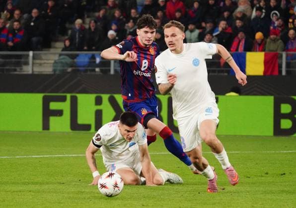 06.11.2025 Basel Schweiz Stadion St.Jakob-Park. Fussball Herren Saison 2025 2026 Europa-League FC Basel - FCS Bukarest 3:1. Bild : Daniel Graovac und 8 Adrian Sut (FCS Bukarest) gegen Marin Soticek (FC Basel) Aktion