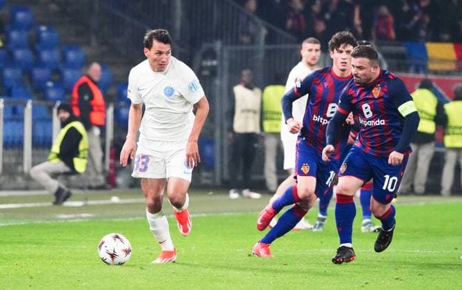 06.11.2025 Basel Schweiz Stadion St.Jakob-Park. Fussball Herren Saison 2025 2026 Europa-League FC Basel - FCS Bukarest 3:1. Bild : Mamadou Thiam (FCS Bukarest) gegen Marin Soticek und Xherdan Shaqiri (FC Basel) Aktion