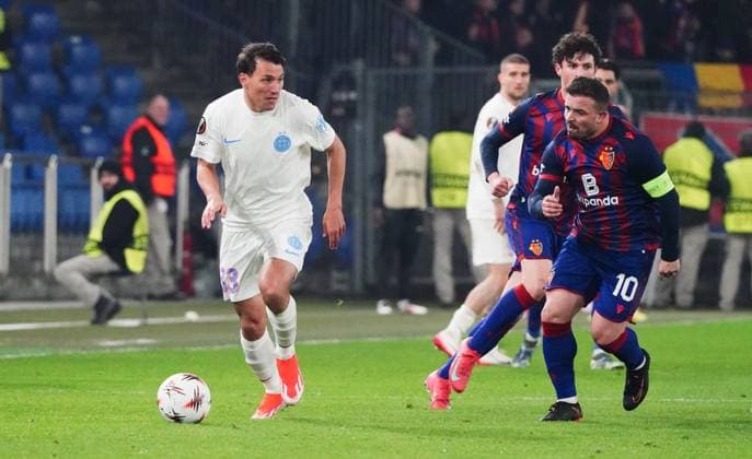 06.11.2025 Basel Schweiz Stadion St.Jakob-Park. Fussball Herren Saison 2025 2026 Europa-League FC Basel - FCS Bukarest 3:1. Bild : Mamadou Thiam (FCS Bukarest) gegen Marin Soticek und Xherdan Shaqiri (FC Basel) Aktion