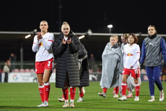 Google Pixel Frauen-Bundesliga, RB Leipzig - FC Carl Zeiss Jena; 06.11.2025 Andrea Norheim (3, RB Leipzig links) und Victoria Krug (20, RB Leipzig) applaudieren den Fans. Fußball, Google Pixel Frauen-Bundesliga, Saison 2025 2026, 9. Spieltag: RB Leipzig vs. FC Carl Zeiss Jena am 06.11.2025, Trainingszentrum Cottaweg, Leipzig. DFB REGULATIONS PROHIBIT ANY USE OF PHOTOGRAPHS AS IMAGE SEQUENCES AND OR QUASI-VIDEO. Copyright: xBEAUTIFULxSPORTS JanxKaeferx