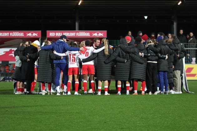 Google Pixel Frauen-Bundesliga, RB Leipzig - FC Carl Zeiss Jena; 06.11.2025 Cheftrainer Jonas Stephan (RB Leipzig) inmitten des Team-Kreises. Fußball, Google Pixel Frauen-Bundesliga, Saison 2025 2026, 9. Spieltag: RB Leipzig vs. FC Carl Zeiss Jena am 06.11.2025, Trainingszentrum Cottaweg, Leipzig. DFB REGULATIONS PROHIBIT ANY USE OF PHOTOGRAPHS AS IMAGE SEQUENCES AND OR QUASI-VIDEO. Copyright: xBEAUTIFULxSPORTS JanxKaeferx