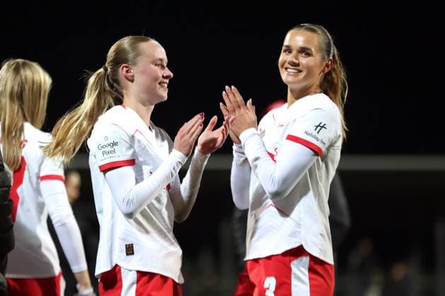 Google Pixel Frauen-Bundesliga, RB Leipzig - FC Carl Zeiss Jena; 06.11.2025 Nikoline Dudek (24, RB Leipzig links) und Andrea Norheim (3, RB Leipzig) applaudieren den Fans. Fußball, Google Pixel Frauen-Bundesliga, Saison 2025 2026, 9. Spieltag: RB Leipzig vs. FC Carl Zeiss Jena am 06.11.2025, Trainingszentrum Cottaweg, Leipzig. DFB REGULATIONS PROHIBIT ANY USE OF PHOTOGRAPHS AS IMAGE SEQUENCES AND OR QUASI-VIDEO. Copyright: xBEAUTIFULxSPORTS JanxKaeferx
