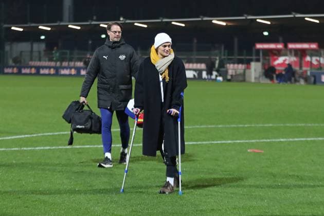 Google Pixel Frauen-Bundesliga, RB Leipzig - FC Carl Zeiss Jena; 06.11.2025 Die verletzte Giovanna Hoffmann (7, RB Leipzig) an Krücken. Fußball, Google Pixel Frauen-Bundesliga, Saison 2025 2026, 9. Spieltag: RB Leipzig vs. FC Carl Zeiss Jena am 06.11.2025, Trainingszentrum Cottaweg, Leipzig. DFB REGULATIONS PROHIBIT ANY USE OF PHOTOGRAPHS AS IMAGE SEQUENCES AND OR QUASI-VIDEO. Copyright: xBEAUTIFULxSPORTS JanxKaeferx