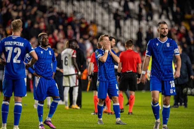 Lech Poznan players seen during UEFA Conference League league phase game between team of Rayo Vallecano and Lech Poznan (Maciej Rogowski Ball Raw Images) Madrid Estadio de Vallecas Spain Copyright: xMaciejxRogowskix maciejrogowski_rayo_lech_2526-24