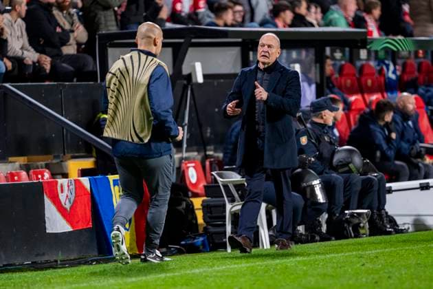 Rayo Vallecano de Madrid v KKS Lech Poznan - UEFA Conference League 2025 26 League Phase MD3 Niels Frederiksen (R), head coach of Lech Poznan, talks to his assistant during the UEFA Conference League 2025 26 League Phase MD3 match between Rayo Vallecano de Madrid and KKS Lech Poznan at Estadio Vallecas on November 6, 2025 in Madrid, Spain. Madrid Estadio Vallecas Spain Copyright: xEurasiaxSportxImagesx AGardin_20251106_Foot_Conference_Rayo_Lech_0709