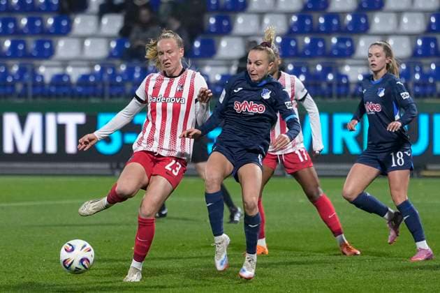 v.li.: Luca Birkholz (Freiburg, 23), Vanessa Diehm (TSG, 6), Zweikampf, Spielszene, Duell, duel, tackle, tackling, Dynamik, Action, Aktion, 06.11.2025, Sinsheim (Hoffenheim) (Deutschland), Fussball, Google Pixel Frauen-Bundesliga, TSG 1899 Hoffenheim - SC Freiburg, DFB DFL REGULATIONS PROHIBIT ANY USE OF PHOTOGRAPHS AS IMAGE SEQUENCES AND OR QUASI-VIDEO.