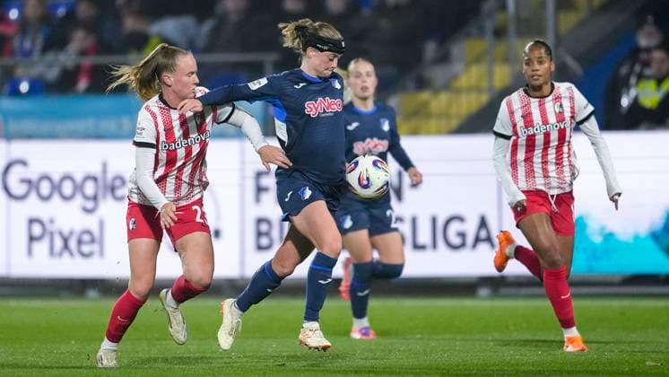 v.li.: Luca Birkholz (Freiburg, 23), Wielle Douma (Wianda Ellen Geertruida Douma, TSG, 13), Aurelie Csillag (Freiburg, 17), Zweikampf, Spielszene, Duell, duel, tackle, tackling, Dynamik, Action, Aktion, 06.11.2025, Sinsheim (Hoffenheim) (Deutschland), Fussball, Google Pixel Frauen-Bundesliga, TSG 1899 Hoffenheim - SC Freiburg, DFB DFL REGULATIONS PROHIBIT ANY USE OF PHOTOGRAPHS AS IMAGE SEQUENCES AND OR QUASI-VIDEO.