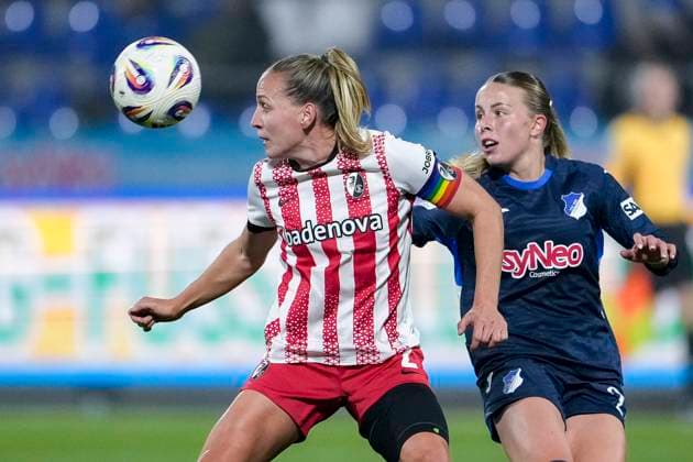 v.li.: Lisa Karl (Freiburg, 2), Laura Gloning (TSG, 20), Zweikampf, Spielszene, Duell, duel, tackle, tackling, Dynamik, Action, Aktion, 06.11.2025, Sinsheim (Hoffenheim) (Deutschland), Fussball, Google Pixel Frauen-Bundesliga, TSG 1899 Hoffenheim - SC Freiburg, DFB DFL REGULATIONS PROHIBIT ANY USE OF PHOTOGRAPHS AS IMAGE SEQUENCES AND OR QUASI-VIDEO.