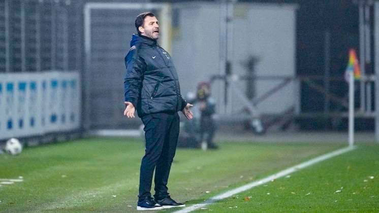Edmond Kapllani (Trainer, Cheftrainer, SC Freiburg), gibt Anweisungen, gestikuliert, mit den Armen gestikulieren, Freisteller, Ganzkörper, Einzelbild, Einzelfoto, Aktion, Action, 06.11.2025, Sinsheim (Hoffenheim) (Deutschland), Fussball, Google Pixel Frauen-Bundesliga, TSG 1899 Hoffenheim - SC Freiburg, DFB DFL REGULATIONS PROHIBIT ANY USE OF PHOTOGRAPHS AS IMAGE SEQUENCES AND OR QUASI-VIDEO.