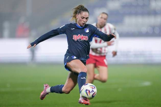 Jill Janssens (TSG, 9), am Ball, Freisteller, Ganzkörper, Einzelbild, Einzelfoto, Aktion, Action, 06.11.2025, Sinsheim (Hoffenheim) (Deutschland), Fussball, Google Pixel Frauen-Bundesliga, TSG 1899 Hoffenheim - SC Freiburg, DFB DFL REGULATIONS PROHIBIT ANY USE OF PHOTOGRAPHS AS IMAGE SEQUENCES AND OR QUASI-VIDEO.