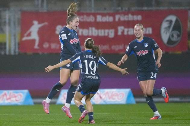 v.li.: Valesca Ampoorter (TSG, 18), Marie Steiner (TSG, 19), Feli Delacauw (TSG, 24), Spielerinnen der TSG 1899 Hoffenheim, jubeln über das Tor zum 1:0, Jubel, Torjubel, Torerfolg, celebrate the goal, goal, celebration, jubelt ueber das Tor, Freuen, Freude, freut sich, optimistisch, positiv, Spielszene, Highlight, Action, Aktion, 06.11.2025, Sinsheim (Hoffenheim) (Deutschland), Fussball, Google Pixel Frauen-Bundesliga, TSG 1899 Hoffenheim - SC Freiburg, DFB DFL REGULATIONS PROHIBIT ANY USE OF PHOTOGRAPHS AS IMAGE SEQUENCES AND OR QUASI-VIDEO.