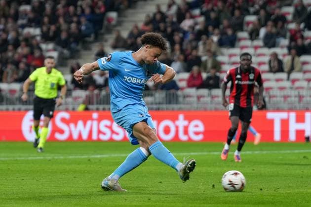 Derry Scherhant (SC Freiburg, 07) am Ball , Frankreich, Fussball, UEFA Europa League, 4.Spieltag, Ligaphase, 2025 2026, OGC Nizza vs. SC Freiburg, 06.11.2025, Allianz Riviera, Nizza, Frankreich Nizza Allianz Riviera Provence-Alpes-CÃ te d Azur, CÃ Frankreich Copyright: xArnexAmbergx