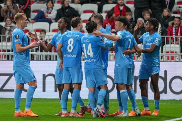 Philipp Lienhart (SC Freiburg, 03), Johan Manzambi (SC Freiburg, 44), Maximilian Eggestein (SC Freiburg, 08), Yuito Suzuki (SC Freiburg, 14), Derry Scherhant (SC Freiburg, 07), Junior Adamu (SC Freiburg, 20) Torjubel, Emotionen, Torschuss, Abschluss, Torerfolg, Tor, Treffer , Frankreich, Fussball, UEFA Europa League, 4.Spieltag, Ligaphase, 2025 2026, OGC Nizza vs. SC Freiburg, 06.11.2025, Allianz Riviera, Nizza, Frankreich Nizza Allianz Riviera Provence-Alpes-CÃ te d Azur, CÃ Frankreich Copyright: xArnexAmbergx