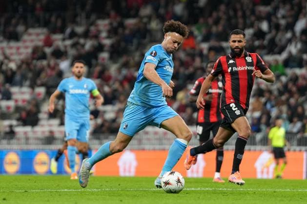 Derry Scherhant (SC Freiburg, 07) am Ball , Frankreich, Fussball, UEFA Europa League, 4.Spieltag, Ligaphase, 2025 2026, OGC Nizza vs. SC Freiburg, 06.11.2025, Allianz Riviera, Nizza, Frankreich Nizza Allianz Riviera Provence-Alpes-CÃ te d Azur, CÃ Frankreich Copyright: xArnexAmbergx