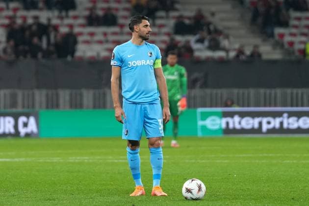 Vincenzo Grifo (SC Freiburg, 32) am Ball, Freistoß , Frankreich, Fussball, UEFA Europa League, 4.Spieltag, Ligaphase, 2025 2026, OGC Nizza vs. SC Freiburg, 06.11.2025, Allianz Riviera, Nizza, Frankreich Nizza Allianz Riviera Provence-Alpes-CÃ te d Azur, CÃ Frankreich Copyright: xArnexAmbergx