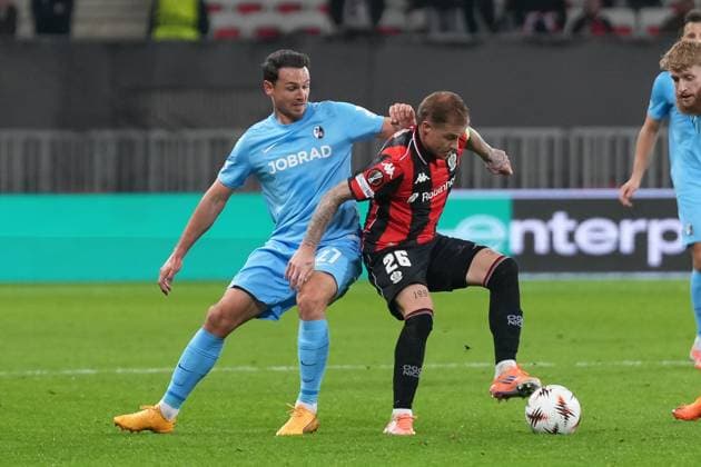 Nicolas Höfler Nicolas Hoefler (SC Freiburg, 27) im Zweikampf mit Melvin Bard (OGC Nizza, 26) , Frankreich, Fussball, UEFA Europa League, 4.Spieltag, Ligaphase, 2025 2026, OGC Nizza vs. SC Freiburg, 06.11.2025, Allianz Riviera, Nizza, Frankreich Nizza Allianz Riviera Provence-Alpes-CÃ te d Azur, CÃ Frankreich Copyright: xArnexAmbergx