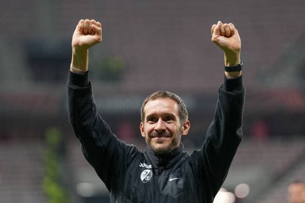 Julian Schuster (SC Freiburg, Trainer) bedankt sich bei den Fans und Ultras im Gästeblock , Frankreich, Fussball, UEFA Europa League, 4.Spieltag, Ligaphase, 2025 2026, OGC Nizza vs. SC Freiburg, 06.11.2025, Allianz Riviera, Nizza, Frankreich Nizza Allianz Riviera Provence-Alpes-CÃ te d Azur, CÃ Frankreich Copyright: xArnexAmbergx