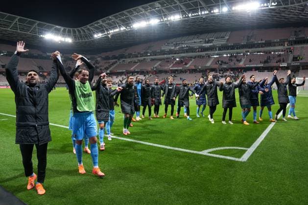 Die Mannschaft bedankt sich bei den Fans und Ultras im Gästeblock und feiert den Sieg , Frankreich, Fussball, UEFA Europa League, 4.Spieltag, Ligaphase, 2025 2026, OGC Nizza vs. SC Freiburg, 06.11.2025, Allianz Riviera, Nizza, Frankreich Nizza Allianz Riviera Provence-Alpes-CÃ te d Azur, CÃ Frankreich Copyright: xArnexAmbergx